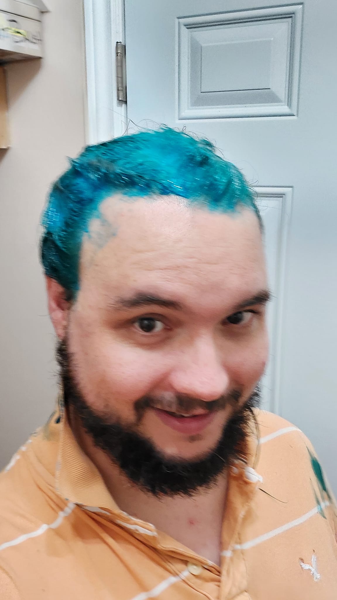 A man with blue die in his hair, photo 1